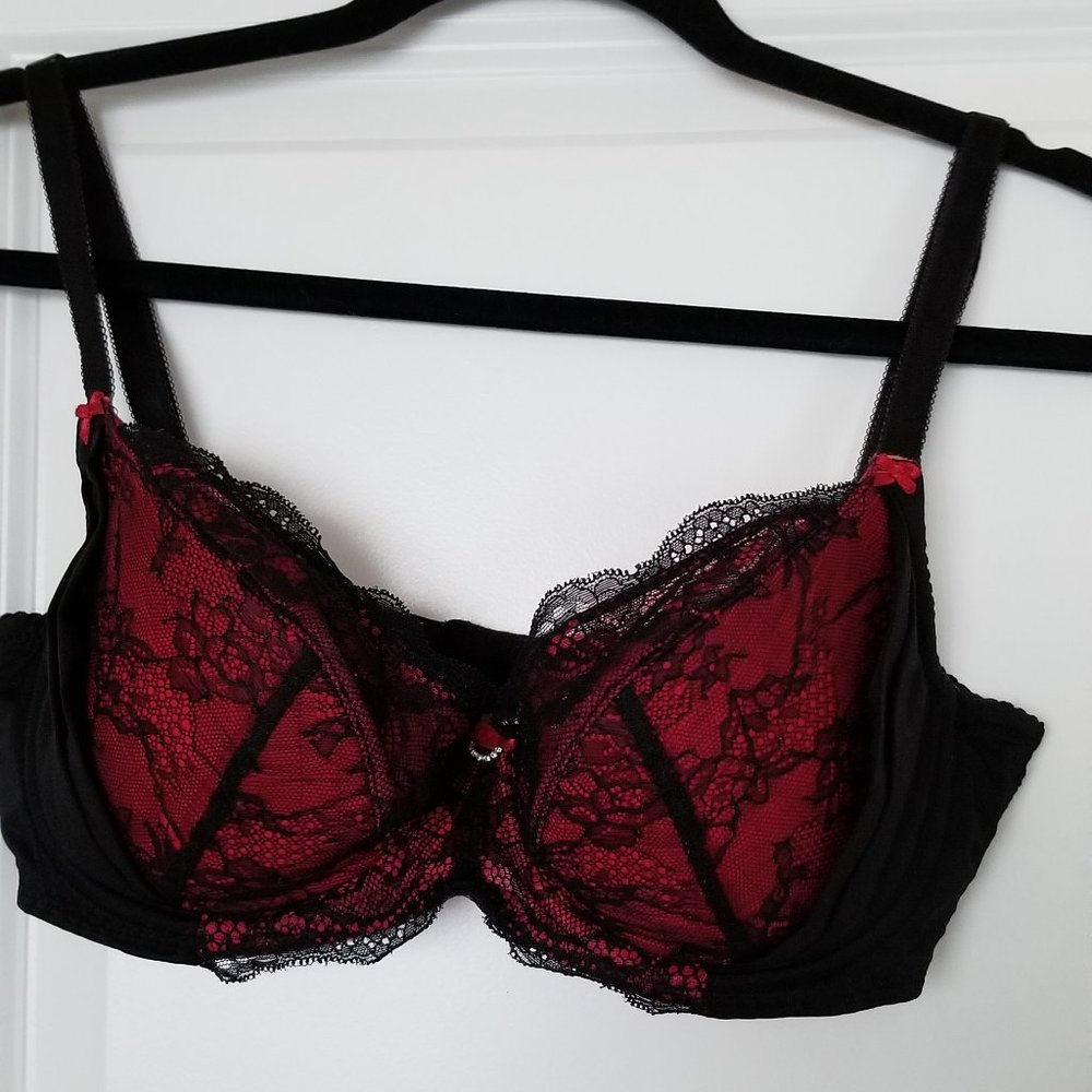Red and Black Lacy Bra size 32 F 70 F brand Esotiq